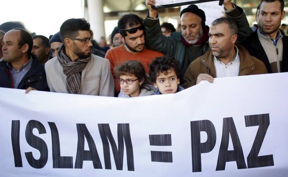La comunit musulmana parigina  scesa in piazza. Accanto a quella ebraica